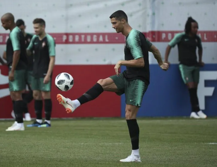 Bồ Đ&agrave;o Nha c&oacute; một đội tuyển quốc gia mang t&ecirc;n... Cris Ronaldo - Ảnh 2.