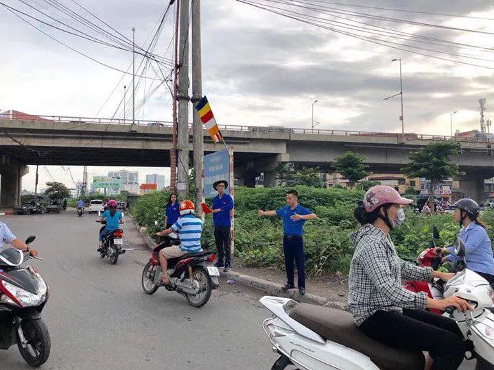 Hà Nội: 5.000 tình nguyện viên ra quân tiếp sức ngày đầu tiên của kỳ thi THPT Quốc gia 2018 - Ảnh 3.