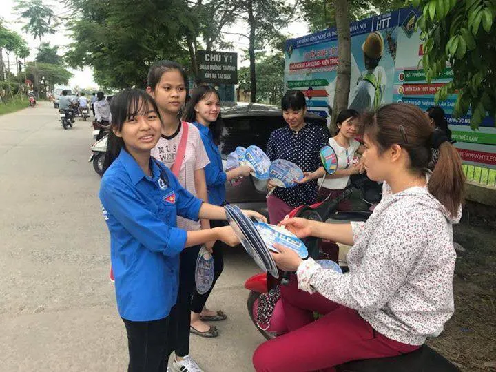 Hà Nội: 5.000 tình nguyện viên ra quân tiếp sức ngày đầu tiên của kỳ thi THPT Quốc gia 2018 - Ảnh 2.