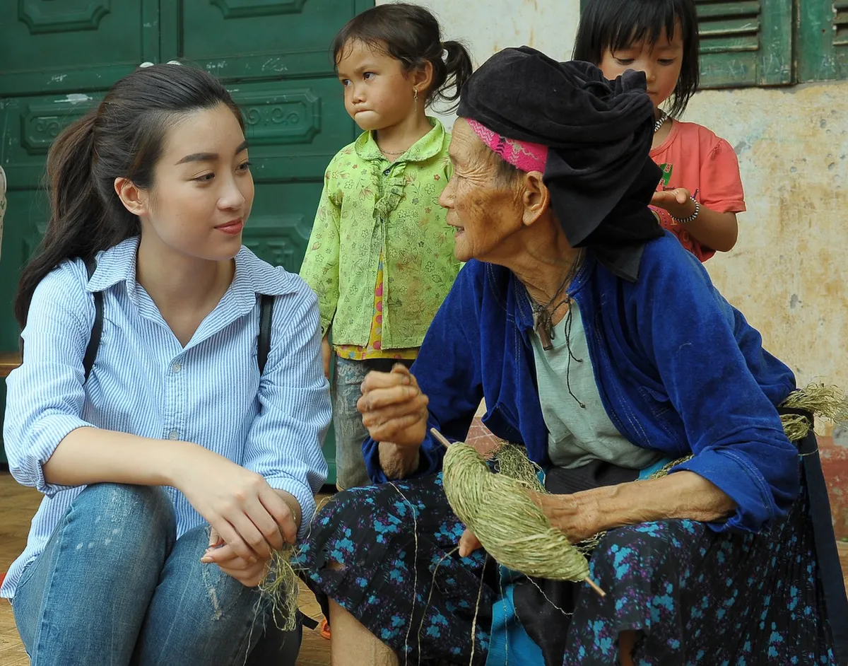 Hoa hậu Đỗ Mỹ Linh giản dị đi cứu trợ đồng bào vùng lũ Hà Giang - Ảnh 1.