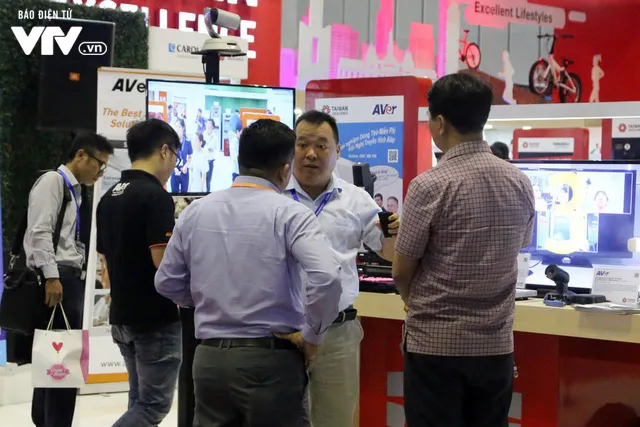 Không khí nhộn nhịp trong ngày khai mạc Vietnam ICT COMM 2018 - Ảnh 10.
