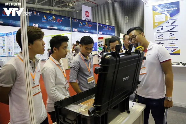 Không khí nhộn nhịp trong ngày khai mạc Vietnam ICT COMM 2018 - Ảnh 8.