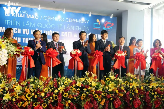 Không khí nhộn nhịp trong ngày khai mạc Vietnam ICT COMM 2018 - Ảnh 2.