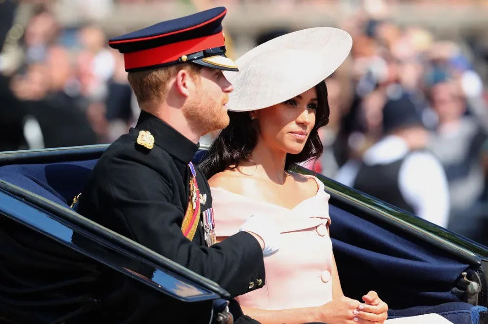 Công nương Meghan Markle tái xuất xinh đẹp sau tuần trăng mật - Ảnh 1.