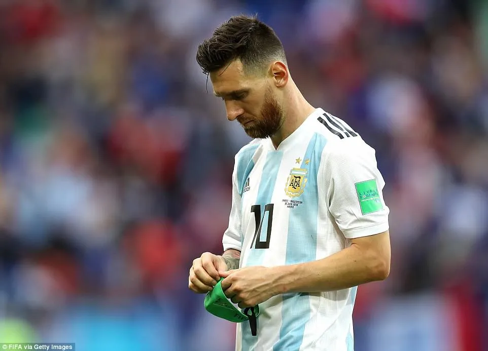 Khoảnh khắc Messi v&agrave; Cris Ronaldo thất thần rời FIFA World Cup&trade; 2018 - Ảnh 4.