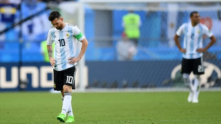 Khoảnh khắc Messi v&agrave; Cris Ronaldo thất thần rời FIFA World Cup&trade; 2018 - Ảnh 2.