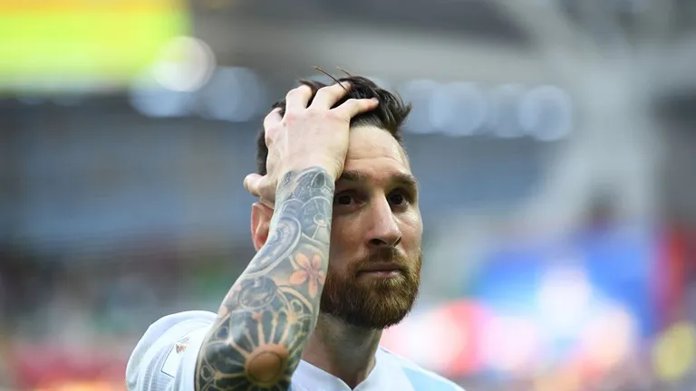 Khoảnh khắc Messi v&agrave; Cris Ronaldo thất thần rời FIFA World Cup&trade; 2018 - Ảnh 1.