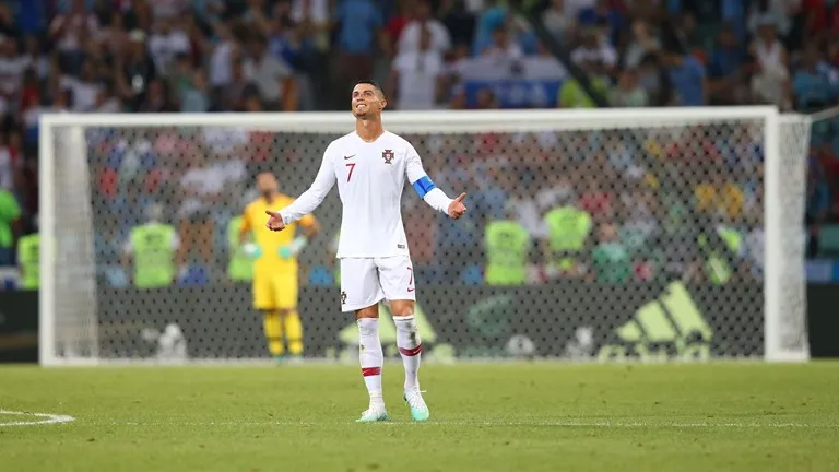 Khoảnh khắc Messi v&agrave; Cris Ronaldo thất thần rời FIFA World Cup&trade; 2018 - Ảnh 6.