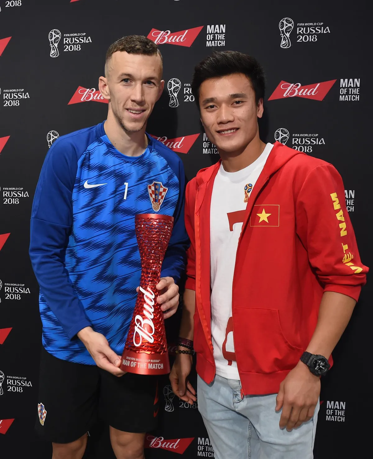 Bùi Tiến Dũng trao giải Cầu thủ xuất sắc nhất trận Anh - Croatia cho Perisic - Ảnh 1. Bùi Tiến Dũng trao giải Cầu thủ xuất sắc nhất trận Anh - Croatia cho Perisic - Ảnh 1.