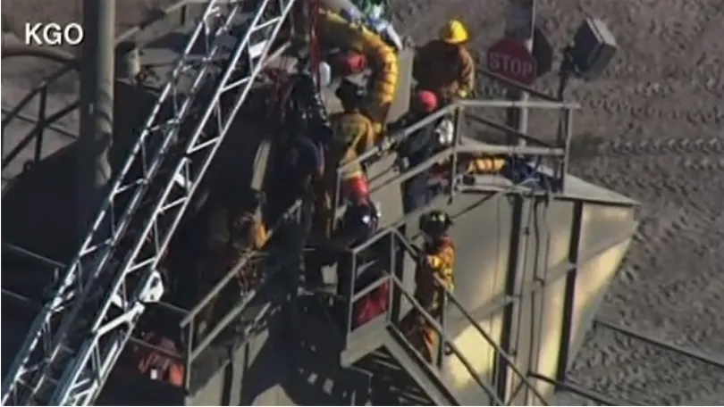 Cứu người đ&agrave;n &ocirc;ng bị kẹt trong m&aacute;y trộn xi măng đang kh&ocirc; lại - Ảnh 1.