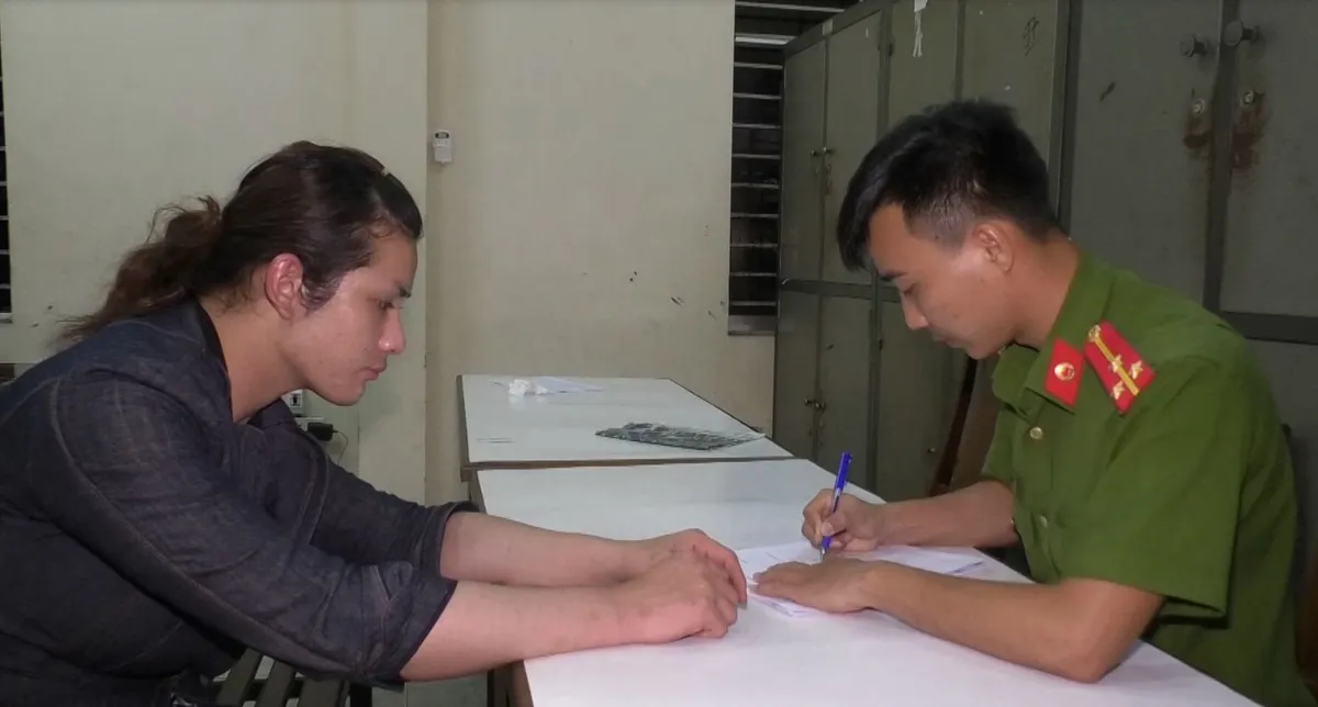 Đà Nẵng làm rõ nhóm đối tượng giả dạng phụ nữ trộm cắp tài sản của du khách - Ảnh 2. Đà Nẵng làm rõ nhóm đối tượng giả dạng phụ nữ trộm cắp tài sản của du khách - Ảnh 2.