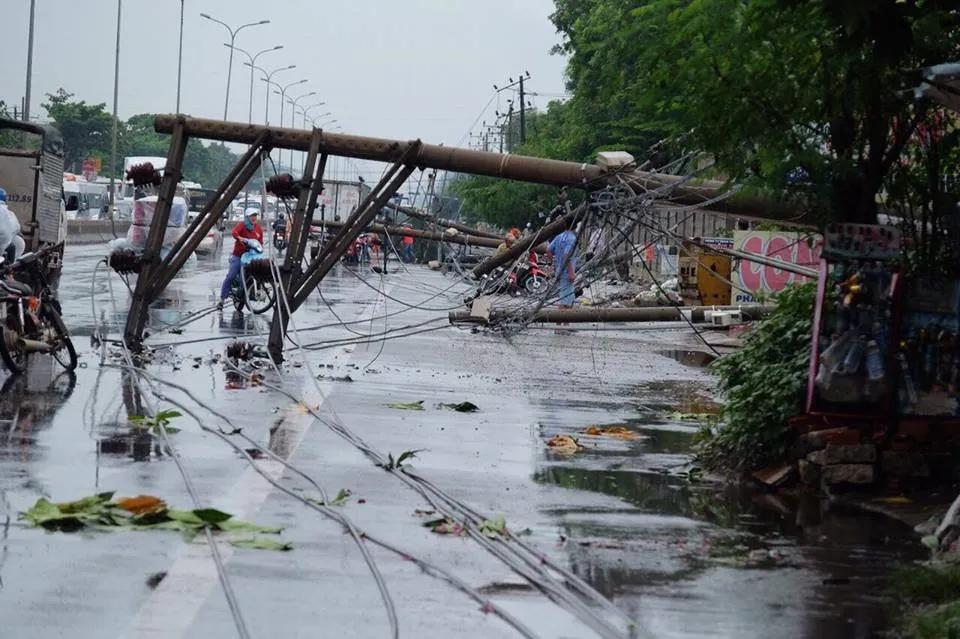 Lốc xoáy làm đổ hàng loạt trụ điện tại Bà Rịa - Vũng Tàu - Ảnh 4.