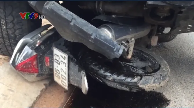 B&igrave;nh Thuận: Thả xe m&aacute;y bỏ chạy khi thấy &ocirc; t&ocirc; lao v&agrave;o m&igrave;nh - Ảnh 1.