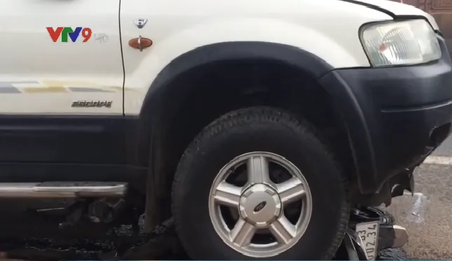 B&igrave;nh Thuận: Thả xe m&aacute;y bỏ chạy khi thấy &ocirc; t&ocirc; lao v&agrave;o m&igrave;nh - Ảnh 2.