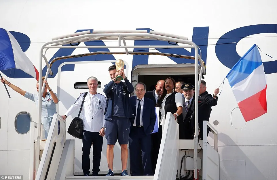 ĐT Pháp diễu hành tại Paris mừng chức vô địch World Cup - Ảnh 1.