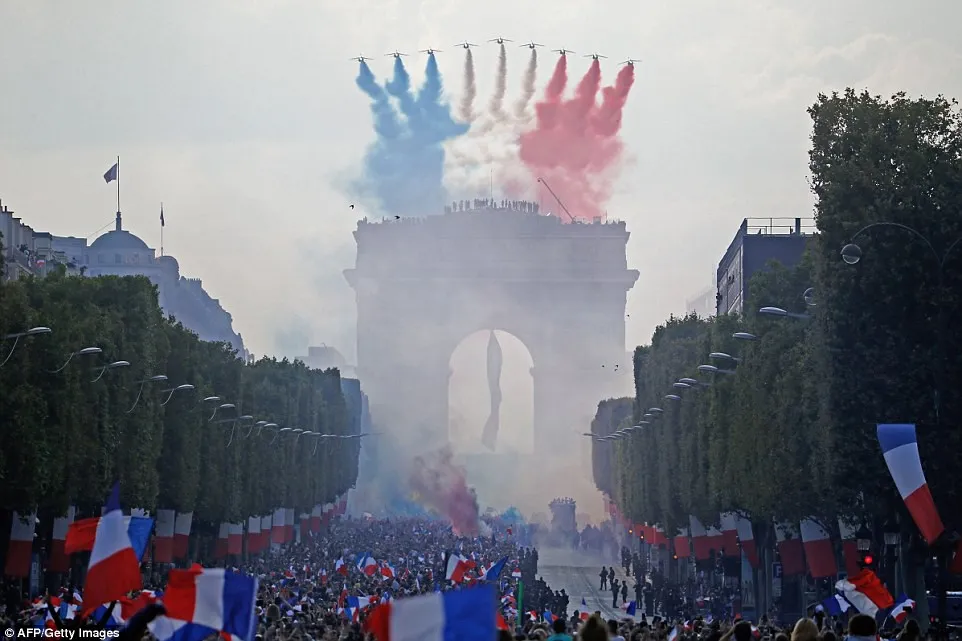 ĐT Pháp diễu hành tại Paris mừng chức vô địch World Cup - Ảnh 12.