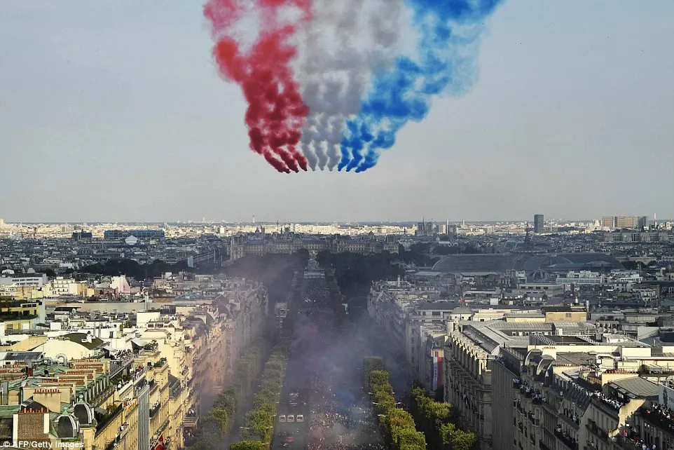ĐT Pháp diễu hành tại Paris mừng chức vô địch World Cup - Ảnh 14.