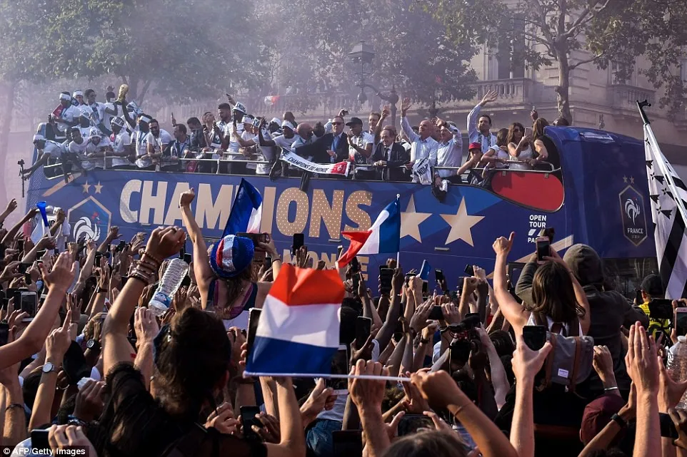 ĐT Pháp diễu hành tại Paris mừng chức vô địch World Cup - Ảnh 16.