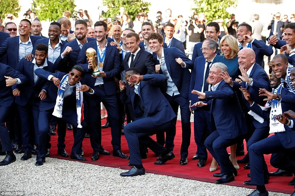 ĐT Pháp diễu hành tại Paris mừng chức vô địch World Cup - Ảnh 18.