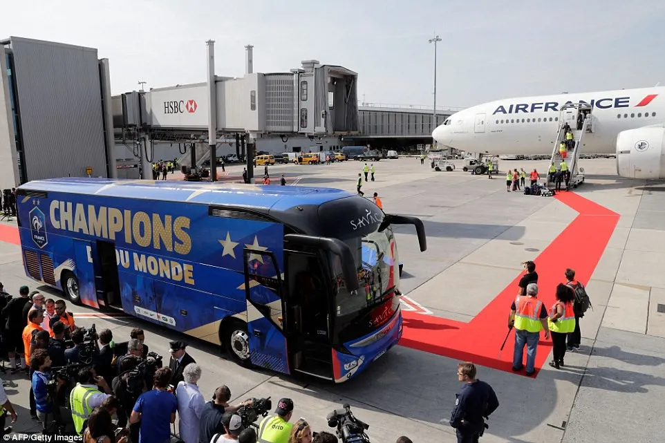 ĐT Pháp diễu hành tại Paris mừng chức vô địch World Cup - Ảnh 2.