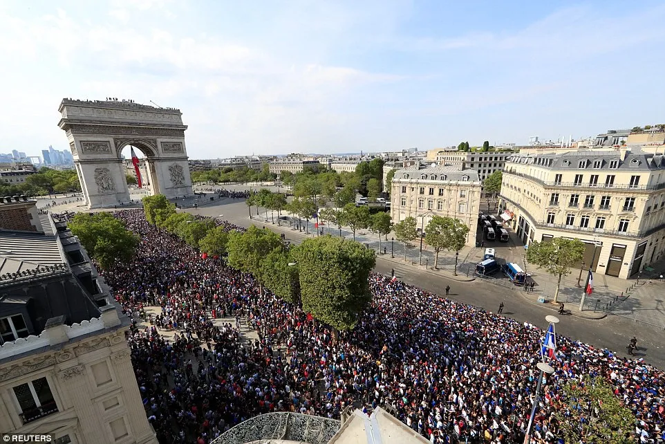 ĐT Pháp diễu hành tại Paris mừng chức vô địch World Cup - Ảnh 4.