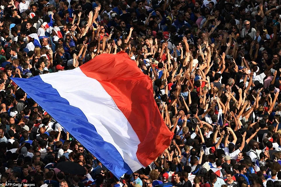 ĐT Pháp diễu hành tại Paris mừng chức vô địch World Cup - Ảnh 6.