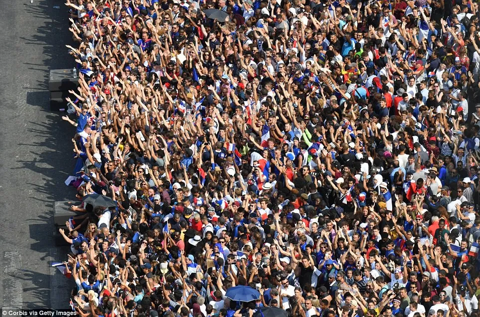 ĐT Pháp diễu hành tại Paris mừng chức vô địch World Cup - Ảnh 7.