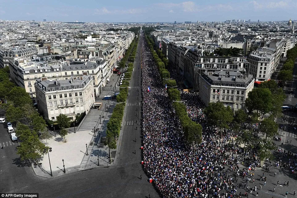 ĐT Pháp diễu hành tại Paris mừng chức vô địch World Cup - Ảnh 8.