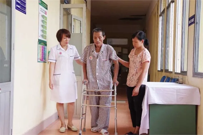 Phẫu thuật thành công thay lại khớp háng trên bệnh nhân xơ gan mất bù - Ảnh 1. Phẫu thuật thành công thay lại khớp háng trên bệnh nhân xơ gan mất bù - Ảnh 1.