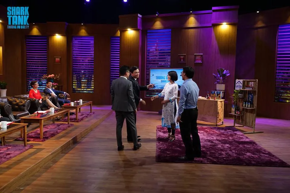 Shark Ph&uacute; th&agrave;nh &ldquo;người b&aacute;n mắm&rdquo; sau khi đầu tư cho đ&ocirc;i vợ chồng trẻ - Ảnh 3.