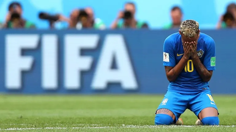Neymar đổi kiểu tóc lấy may trước thềm cuộc chiến với Mexico - Ảnh 1. Neymar đổi kiểu tóc lấy may trước thềm cuộc chiến với Mexico - Ảnh 1.