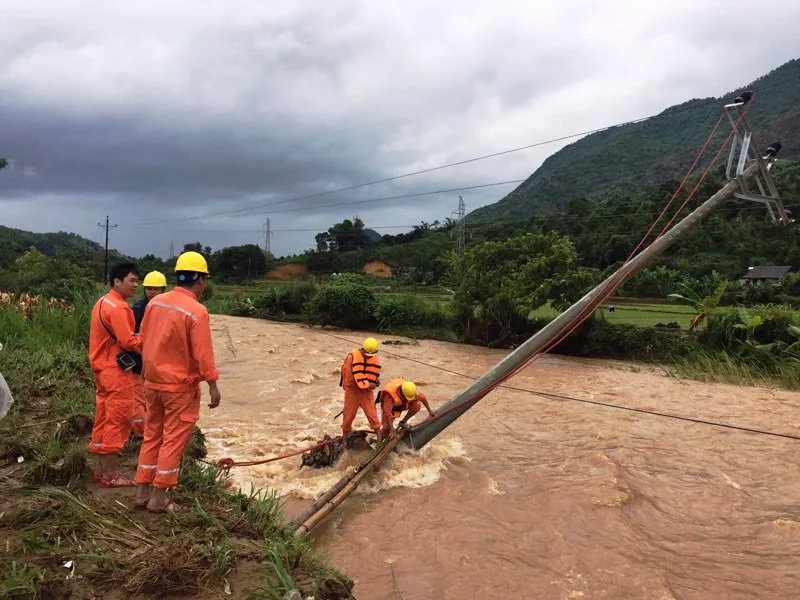 Yên Bái khắc phục lưới điện sau mưa lũ - Ảnh 1.