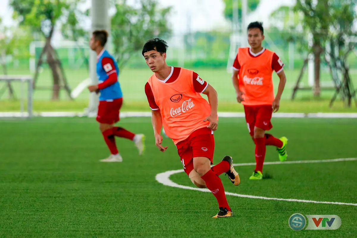 Trời mưa lớn, ĐT U23 Việt Nam vẫn thoải mái tập luyện - Ảnh 11.