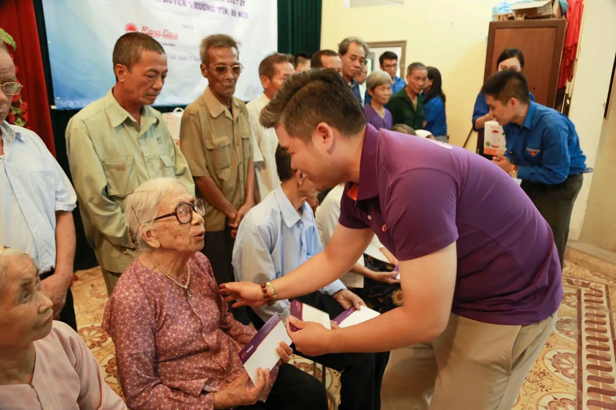 Quỹ Tấm lòng Việt và hoạt động ý nghĩa nhân ngày Thương binh liệt sĩ - Ảnh 1.