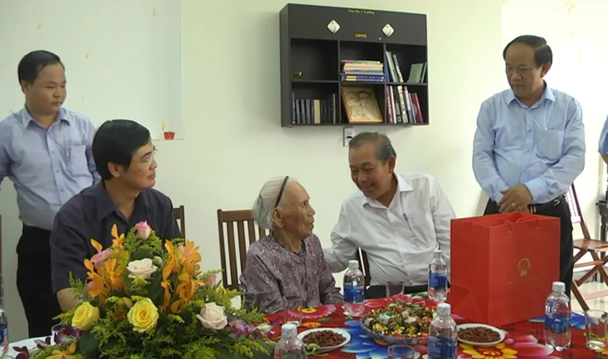 Phó Thủ tướng Trương Hòa Bình viếng Nghĩa trang Liệt sỹ tỉnh Quảng Nam và Tượng đài Mẹ Việt Nam anh hùng - Ảnh 1. Phó Thủ tướng Trương Hòa Bình viếng Nghĩa trang Liệt sỹ tỉnh Quảng Nam và Tượng đài Mẹ Việt Nam anh hùng - Ảnh 1.