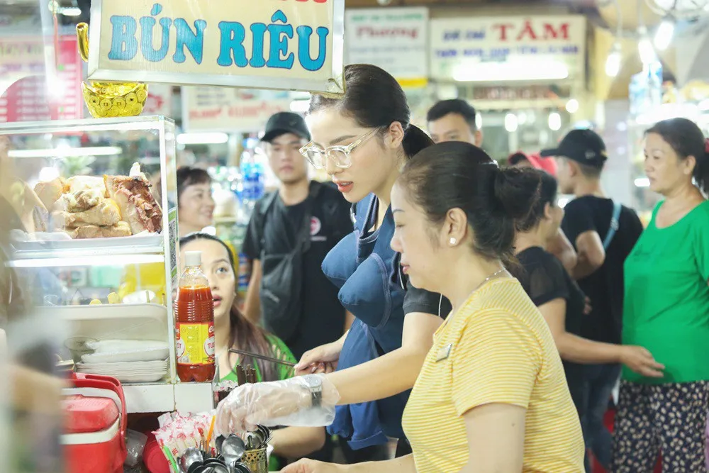 Khi đàn ông mang bầu: Hương Giang, Trấn Thành khẩu chiến tranh giành địa bàn bán bún bò - Ảnh 4.