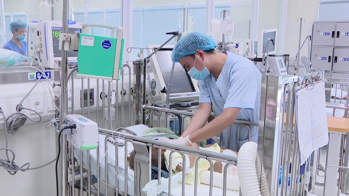 Nhiều trẻ nhập viện do nắng nóng - Ảnh 2. Nhiều trẻ nhập viện do nắng nóng - Ảnh 2.