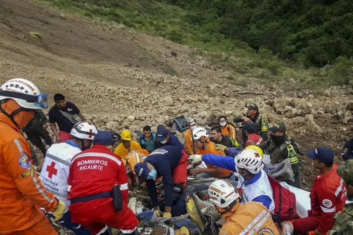 Colombia: Xe bus rơi xuống vực, ít nhất 13 người thiệt mạng - Ảnh 6.