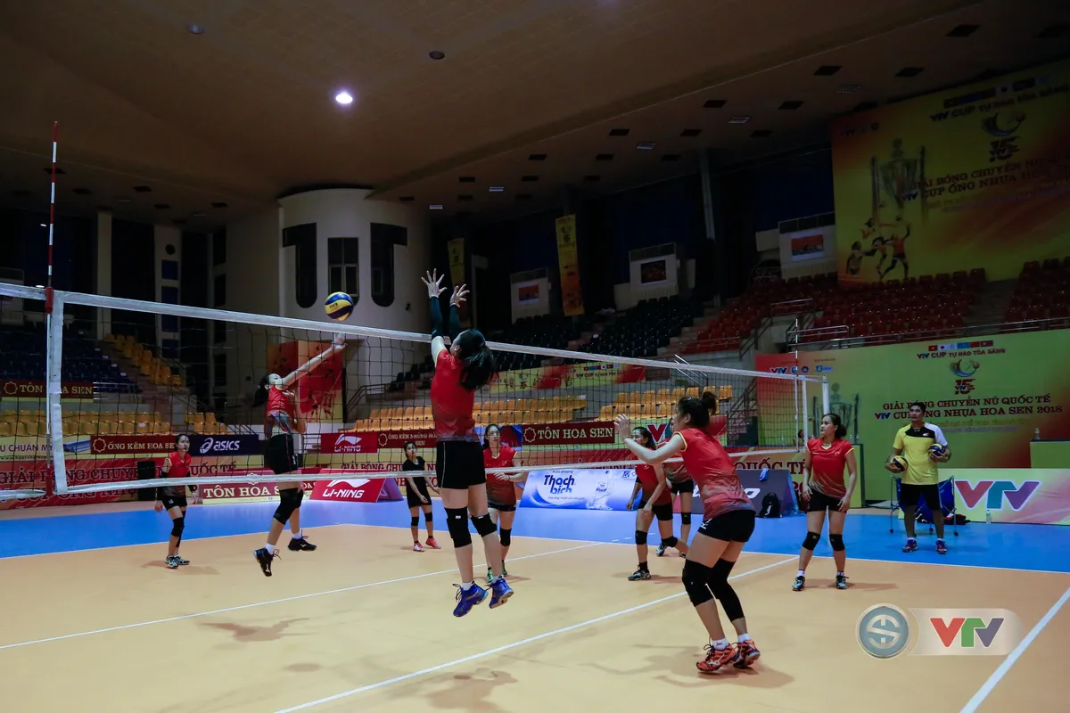 VTV Cup Ống nhựa Hoa Sen 2018: ĐT bóng chuyền nữ Việt Nam tập buổi đầu tiên tại Hà Tĩnh - Ảnh 2. VTV Cup Ống nhựa Hoa Sen 2018: ĐT bóng chuyền nữ Việt Nam tập buổi đầu tiên tại Hà Tĩnh - Ảnh 2.