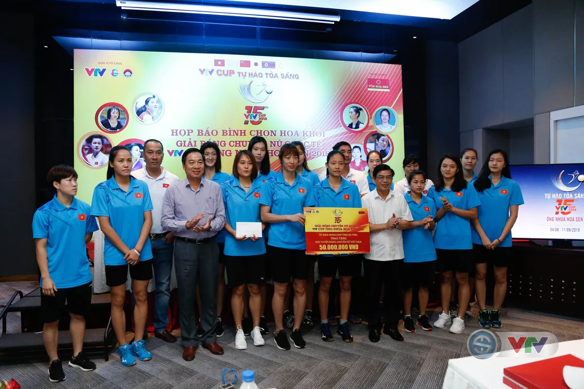 VTV Cup Ống nhựa Hoa Sen 2018: ĐT Việt Nam nhận thưởng 200 triệu đồng trước trận chung kết - Ảnh 2. VTV Cup Ống nhựa Hoa Sen 2018: ĐT Việt Nam nhận thưởng 200 triệu đồng trước trận chung kết - Ảnh 2.