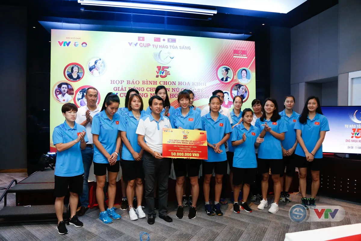 VTV Cup Ống nhựa Hoa Sen 2018: ĐT Việt Nam nhận thưởng 200 triệu đồng trước trận chung kết - Ảnh 3. VTV Cup Ống nhựa Hoa Sen 2018: ĐT Việt Nam nhận thưởng 200 triệu đồng trước trận chung kết - Ảnh 3.