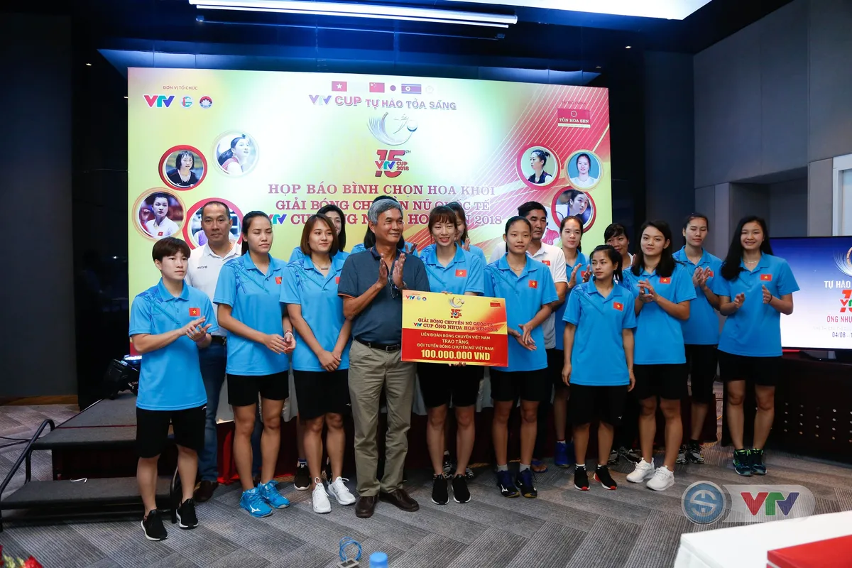 VTV Cup Ống nhựa Hoa Sen 2018: ĐT Việt Nam nhận thưởng 200 triệu đồng trước trận chung kết - Ảnh 4. VTV Cup Ống nhựa Hoa Sen 2018: ĐT Việt Nam nhận thưởng 200 triệu đồng trước trận chung kết - Ảnh 4.