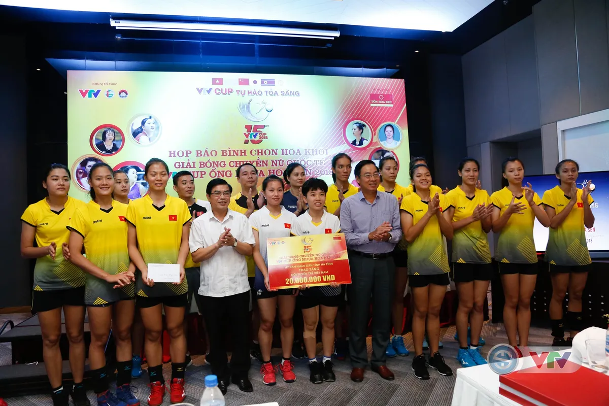 VTV Cup Ống nhựa Hoa Sen 2018: ĐT Việt Nam nhận thưởng 200 triệu đồng trước trận chung kết - Ảnh 5. VTV Cup Ống nhựa Hoa Sen 2018: ĐT Việt Nam nhận thưởng 200 triệu đồng trước trận chung kết - Ảnh 5.