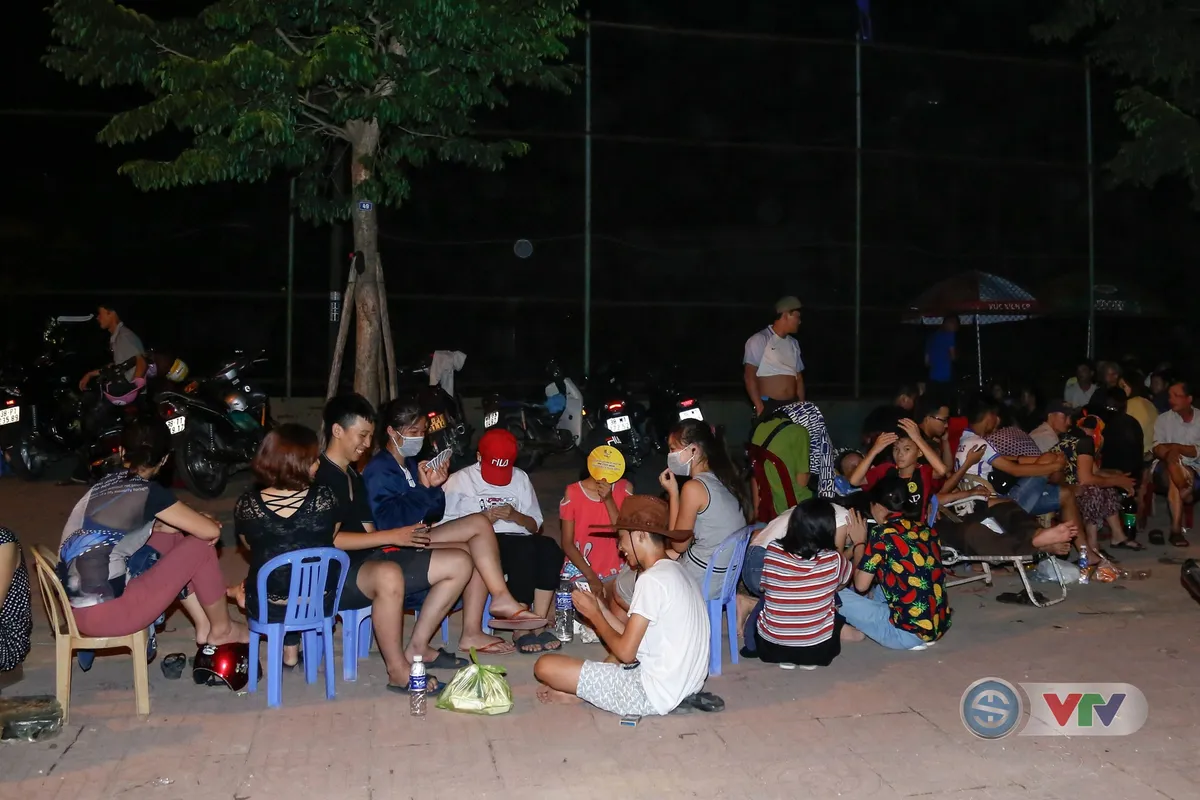 VTV Cup 2018: Người hâm mộ Hà Tĩnh trắng đêm chờ mua vé trận chung kết - Ảnh 2. VTV Cup 2018: Người hâm mộ Hà Tĩnh trắng đêm chờ mua vé trận chung kết - Ảnh 2.