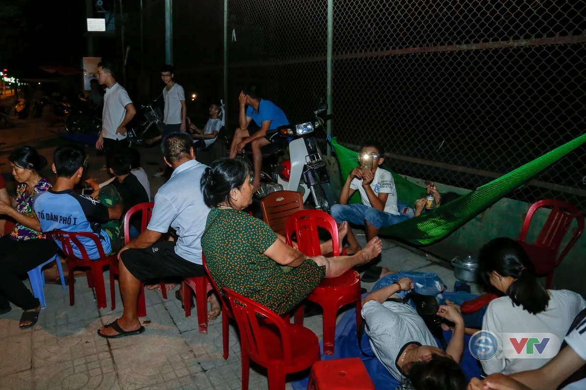 VTV Cup 2018: Người hâm mộ Hà Tĩnh trắng đêm chờ mua vé trận chung kết - Ảnh 3. VTV Cup 2018: Người hâm mộ Hà Tĩnh trắng đêm chờ mua vé trận chung kết - Ảnh 3.