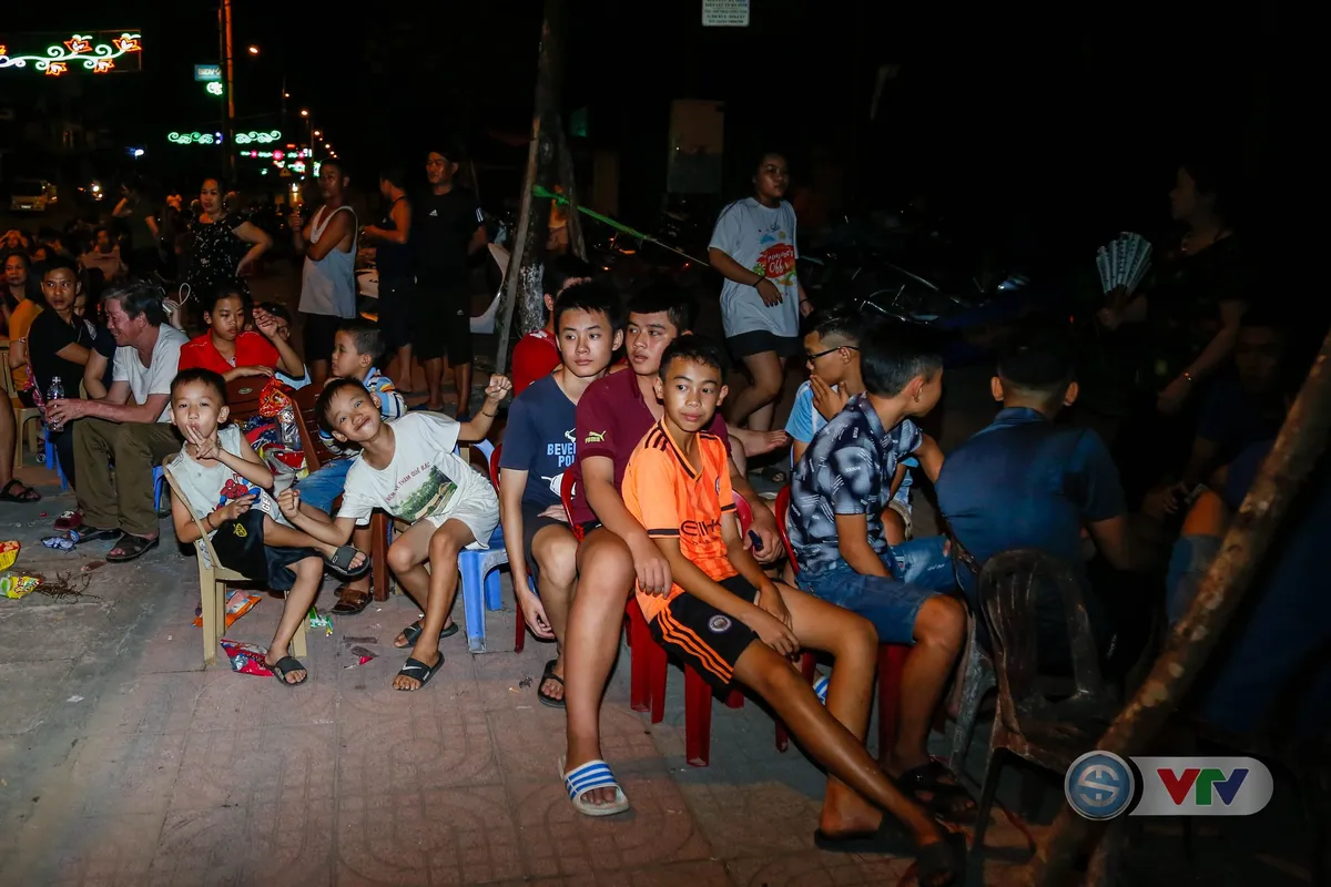 VTV Cup 2018: Người hâm mộ Hà Tĩnh trắng đêm chờ mua vé trận chung kết - Ảnh 7. VTV Cup 2018: Người hâm mộ Hà Tĩnh trắng đêm chờ mua vé trận chung kết - Ảnh 7.