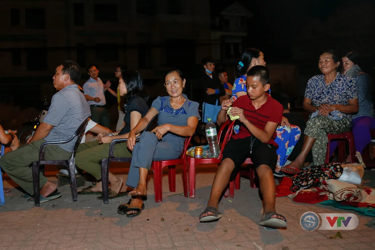 VTV Cup 2018: Người hâm mộ Hà Tĩnh trắng đêm chờ mua vé trận chung kết - Ảnh 6. VTV Cup 2018: Người hâm mộ Hà Tĩnh trắng đêm chờ mua vé trận chung kết - Ảnh 6.