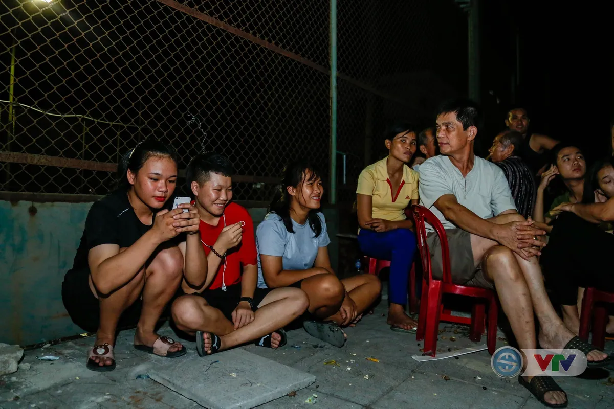 VTV Cup 2018: Người hâm mộ Hà Tĩnh trắng đêm chờ mua vé trận chung kết - Ảnh 8. VTV Cup 2018: Người hâm mộ Hà Tĩnh trắng đêm chờ mua vé trận chung kết - Ảnh 8.