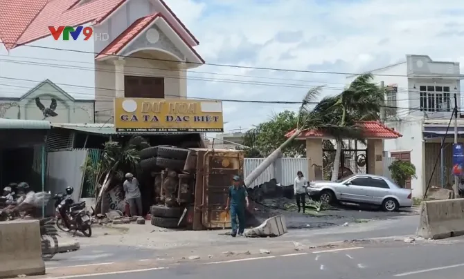 Xe ben mất lái lao vào nhà dân, bé gái bị thương nặng - Ảnh 2.