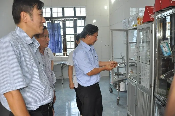 Tăng cường phun hóa chất phòng chống dịch bệnh ở vùng ngập lụt - Ảnh 1. Tăng cường phun hóa chất phòng chống dịch bệnh ở vùng ngập lụt - Ảnh 1.